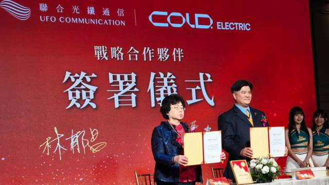 聯光通董事長林郁昌(左2)與長庚國際能源董事長王貴雲(左1)簽署MOU。(鉅亨網記者黃皓宸攝)