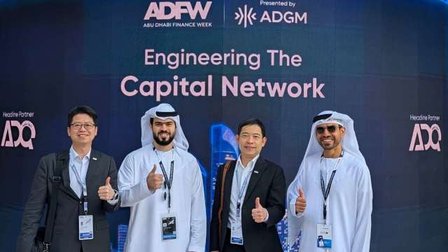 期交所副總楊朝舜(右二)率隊參加阿布達比金融週(ADFW)，與主辦單位ADGM總監Mohammed Saif Al Neyadi(右一)交流。（圖：期交所提供）