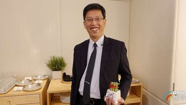 萬年清董事長何家慶。(鉅亨網記者張欽發攝)