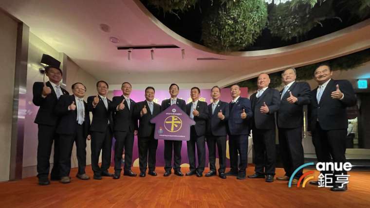 房仲全聯會會為明年房市預測字選了「卡」字。(鉅亨網記者張欽發攝)