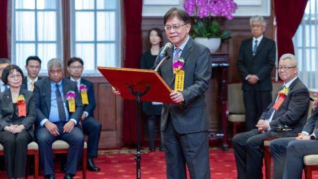 臺灣企銀奪玉山獎全國雙首獎獲總統接見表揚,由董事長李嘉祥代表獲獎企業致詞。(圖:臺企銀提供)