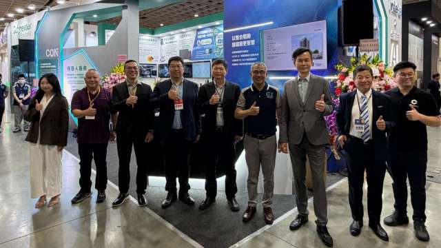 左至右:施耐德電機 蔡欣諭/禾煜科技 黃正德/研華 鄭志宏/建碁 崔至誠/Intel 李俊男/易控智慧 周世泰/信驊科技&酷博樂  謝承儒/通航國際 陳子恆