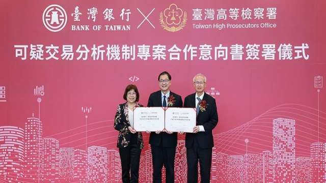 臺灣金控暨臺灣銀行董事長凌忠嫄（左）與高檢署檢察長張斗輝（右）共同簽署「可疑交易分析機制」MOU，由法務部部長鄭銘謙（中）見證。（圖：臺銀提供）