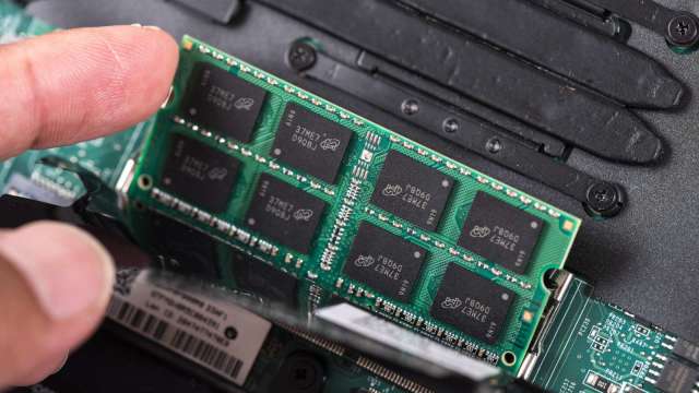 記憶體供應告急!筆電RAM配置下修成趨勢、DRAM短缺恐引爆新一波漲價壓力。(圖:Shutterstock)