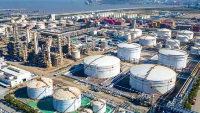 烏克蘭放棄入北約停戰有望,台化漲半根停板領多檔塑化股上揚。(圖:shutterstock)