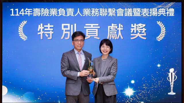 業界唯一!凱基人壽「花蓮光復鄉援助志工團體保險」創舉,由金管會彭金隆主委頒發「特別貢獻獎」表揚,凱基人壽郭瑜玲總經理代表受獎。另獲衛福部致贈感謝狀,榮獲國家級雙項肯定。(圖/凱基人壽)