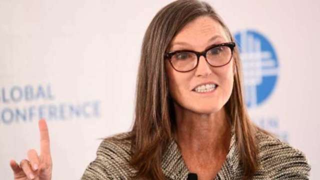 木頭姐公司ARK上周五賣出特斯拉,但仍維持看多立場。(圖:Reuters/TPG)