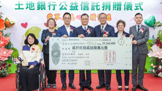 左起基隆市社會處長楊玉欣 詠棠文蕙慈善公益信託周文蕙 遠雄建設總座王耀堂 土銀董座何英明 土銀總座張志堅 宏匯集團總監蔡麗華 藍天電腦高級總監林柏葦。(圖: 土銀提供)