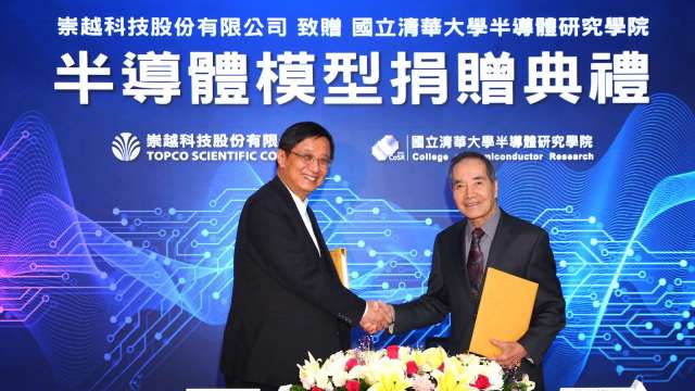 崇越科技董事長潘重良與清華半導體學院院長林本堅簽署合作意向書。(圖:業者提供)