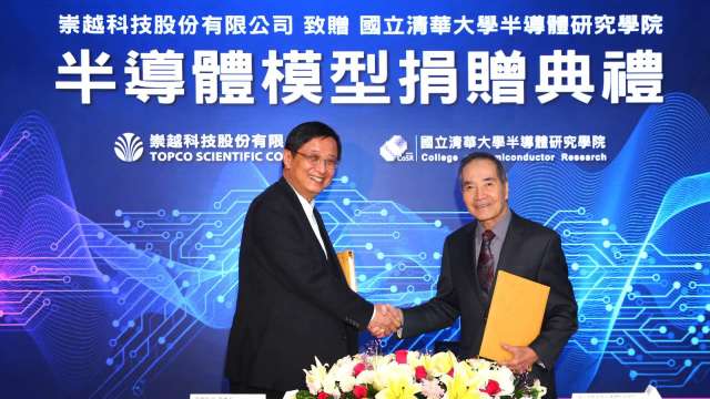 右為清華半導體學院院長林本堅。(圖:業者提供)