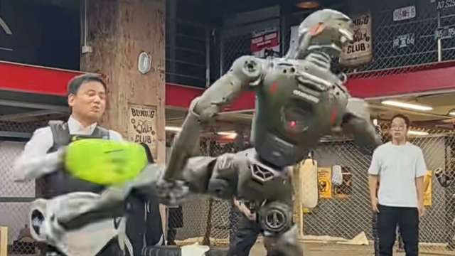 T800踹老闆。（圖：眾擎視頻號截圖）