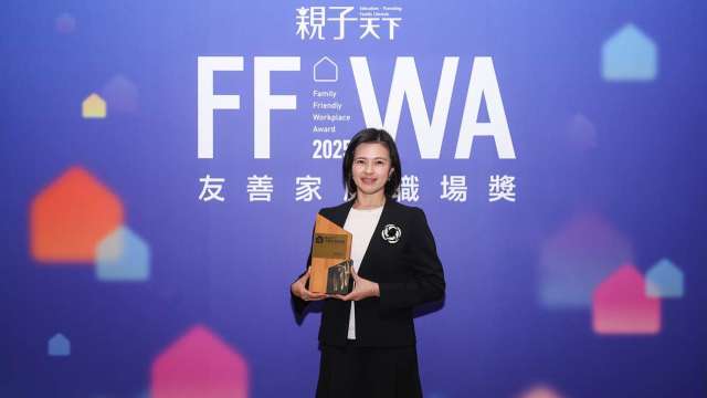 《親子天下》雜誌舉行「2025親子天下友善家庭職場獎」頒獎典禮，國泰金控再度榮獲大型企業/金融業組「友善家庭職場獎」，由國泰金控副總經理翁少玲代表領獎。（圖／國泰金控提供）