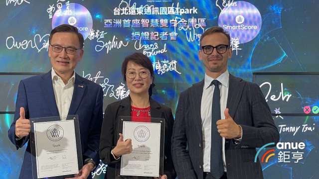 左起高力國際董事長暨董事總經理劉學龍,遠東資源開發資深副總經理尹淑芬、WiredScore 北亞暨大洋洲區總監 Ed Jennings。(鉅亨網記者張欽發攝)