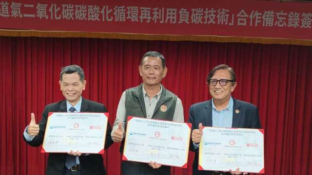 台糖砂糖事業部執行長黃正忠(中)、國原院副院長陳明輝(左)及耐斯公司總廠長張志毓(右)代表三方簽訂MOU。（圖：台糖提供）