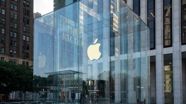 夢幻20週年紀念iPhone傳將於兩年內亮相！無縫曲面螢幕與螢幕下Face ID。(圖：Shutterstock)