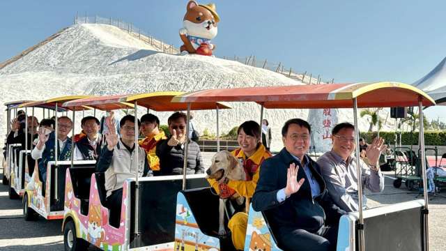 臺鹽董事長丁彥哲與總經理李杰翰等展現「城市英雄」與「鹽山守護犬」的溫馨同框。(圖：臺鹽提供)