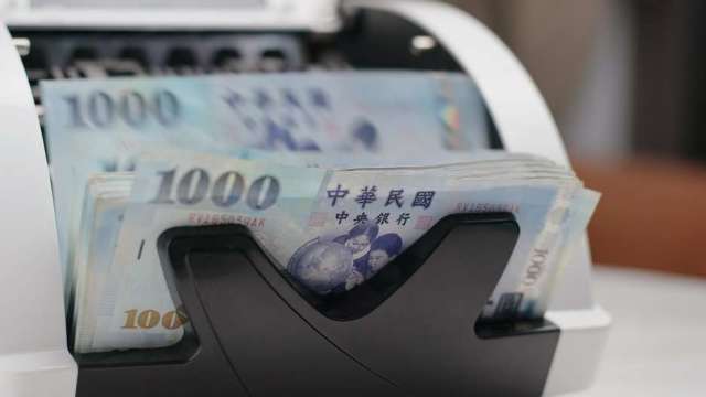 投資人注意！24家保險公司每月營收申報可延至15日 這11家金控也適用。(圖:shutterstock)