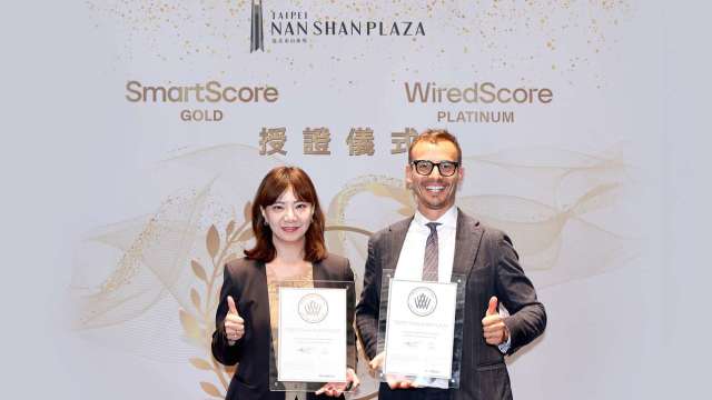 WiredScore北亞及大洋洲區總監 Ed Jennings(右)親自頒證予南山人壽不動產部副總經理林定潔(左)。(圖/南山人壽)