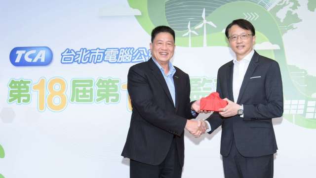 電腦公會完成理事長交接,彭双浪(左)卸任,交接給新任理事長陳俊聖。(圖:電腦公會)