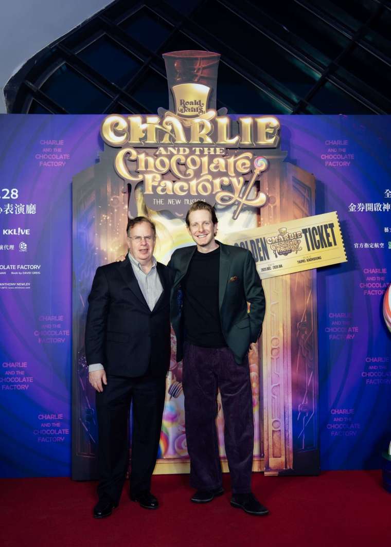 (左起) 百老匯國際集團總裁暨製作人 Marc Routh、主要演員 Daniel Plimpton（飾威利 &middot; 旺卡）