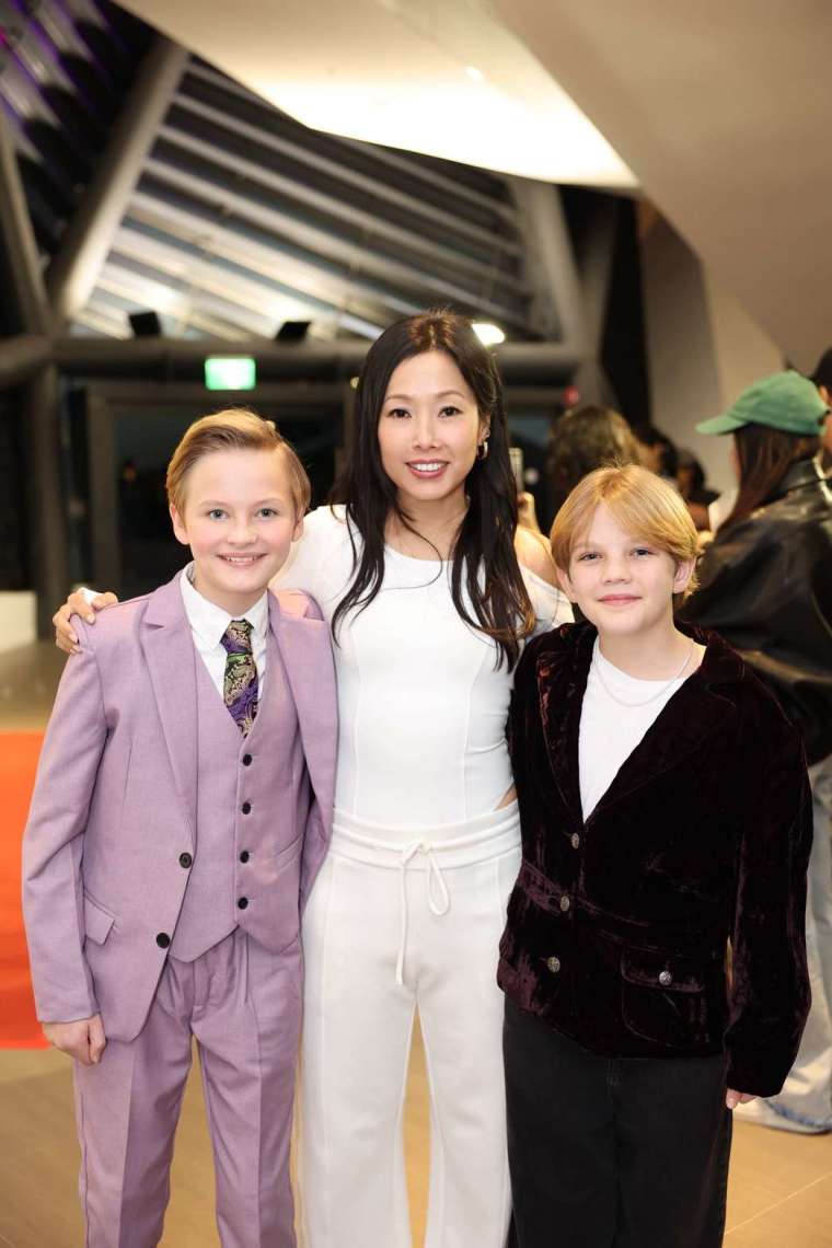 公關教主于長君（中）與百老匯魔幻音樂劇《巧克力冒險工廠》主要演員