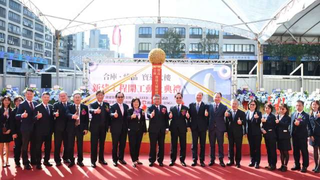 合庫金控旗下合庫銀行忠孝東路新大樓都市更新案開工動土，合庫金控暨銀行董座林衍茂(左10)、合庫金控蘇佐政總經理(左11)、合庫銀行王淑芳(左9)及合庫集團旗下各子公司首長合影。(圖：合庫金控提供)