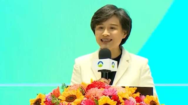 屋頂+立面光電助攻綠電直入家戶！鄭麗君：1千平方米以上新建築 今年8月起強制設光電。(直播截圖)