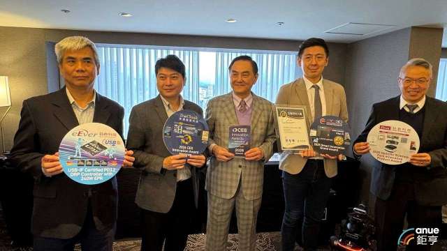 右二為鈺立微總經理王鏡戎。(鉅亨網記者魏志豪攝)