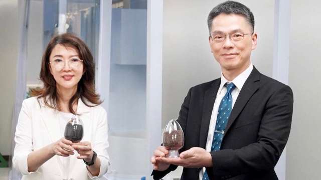 台塑集團王瑞瑜(左)出任全國加油站董座,將延續既有成果穩健發展。(圖:台塑集團提供)