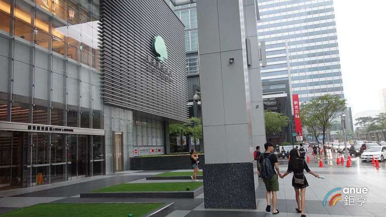 北市信義區「國泰置地廣場」則以每坪約 669.8 萬元，連 3 年蟬聯地后。(鉅亨網記者張欽金攝)