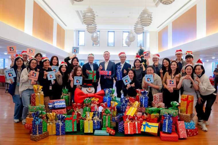 圖說：凱基慈善基金會送愛心禮物至偏鄉，邀請學童歡度耶誕。(後排左 5 起) 凱基慈善基金會執行長曾錦隆、凱基慈善基金會董事長蔣友松、凱基投信董事長丁紹曾。