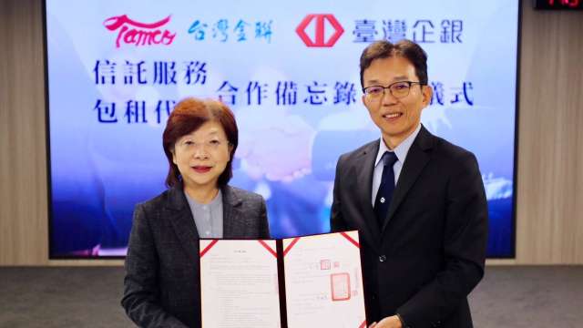 台灣金聯董事長宮文萍(左)與臺企銀總經理李國忠(右)簽署MOU。(圖/台灣金聯提供)