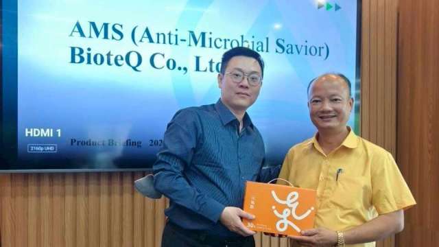 元樟生技董事長手持自家產品元氣飲與天農集團執行長合影(圖:業者提供)