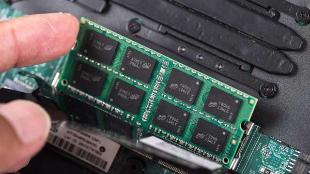 美光財報爆表示警：2026年恐爆發史上最嚴重短缺、AI推升記憶體晶片需求。(圖：Shutterstock)