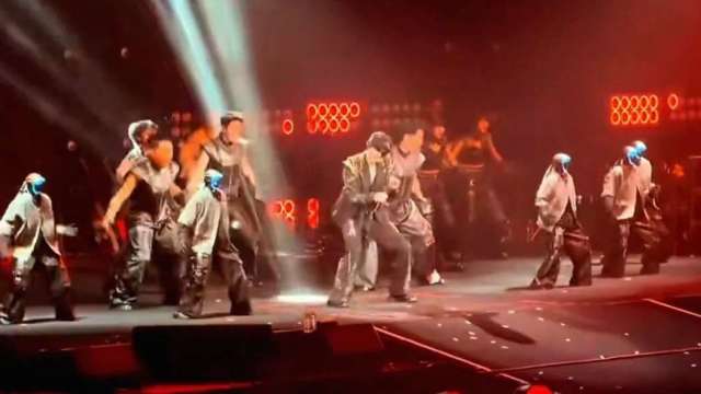 近日六台宇樹科技的人形機器人登上王力宏演唱會伴舞，並完成高難度「韋伯斯特」空翻。（圖：第一財經）