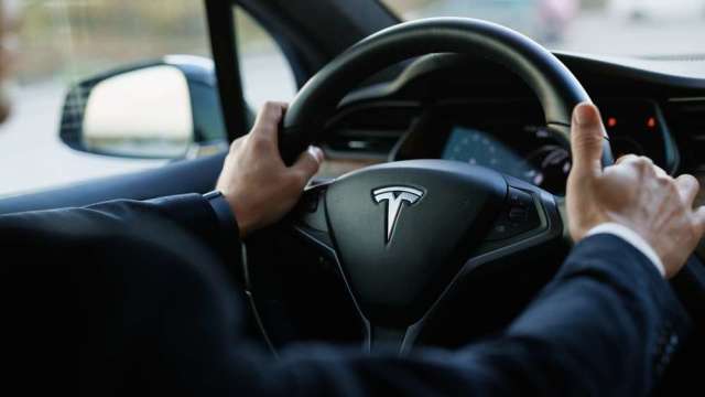 豪賭馬斯克神話翻車！「純特斯拉」租賃商撐不住 宣告賣資產止血。(圖:shutterstock)