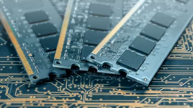 記憶體瘋漲壓力爆表！PC龍頭急奔三星、SK海力士簽「保命協議」搶料。(圖:shutterstock)