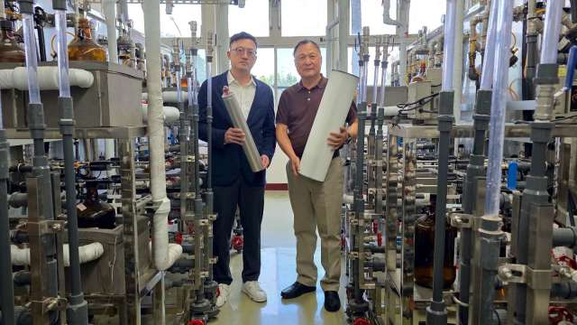 右爲溢泰實業董事長林慶雄、左為集團執行長林于鈞。(圖：溢泰實業提供)