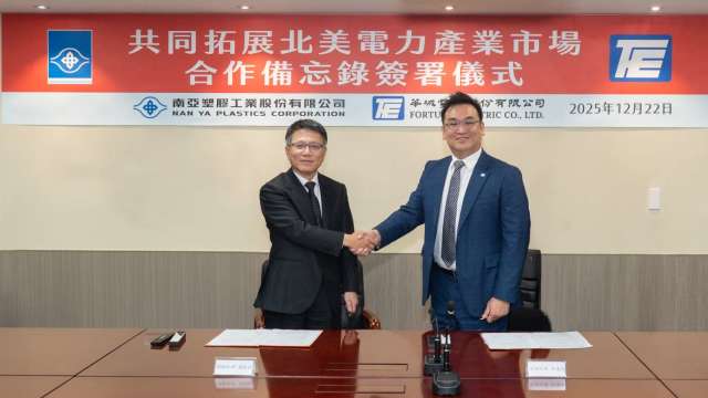 南亞副總經理劉大成(左)、華城副總經理許逸民(右)。(圖:南亞提供)