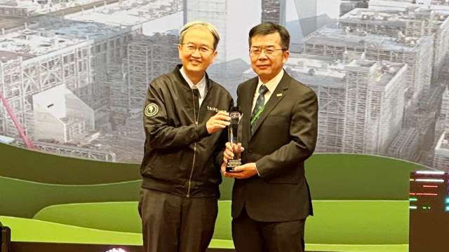 中鼎李銘賢總經理（右）接受台電王耀庭總經理頒獎表揚。(圖：中鼎提供)