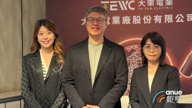大東電董事長林志明(中)、董事長特助林雨萱(左)、投資人關係主管江美虹(右)。(鉅亨網記者劉玟妤攝)