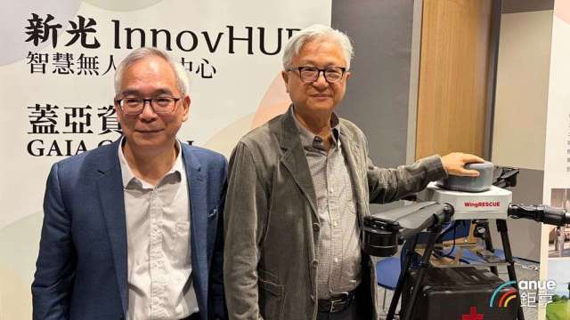 左起為新光幼獅執行長陳榮坤、新纖董事長吳東昇。(鉅亨網記者彭昱文攝)