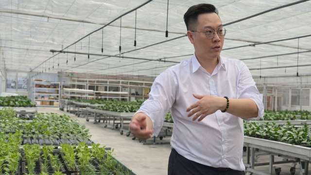 元樟生技董事長蔡宜儒親自接待解說Seepplug栽種方式。(圖:業者提供)