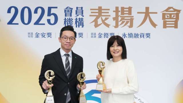 財團法人金融聯合徵信中心今（23）日舉辦「第19 屆績優會員機構及人員表揚大會」，國泰金控旗下國泰人壽與國泰世華銀行攜手獲得1項 「金安獎」與2項「金優獎」肯定。（圖／國泰金控提供）