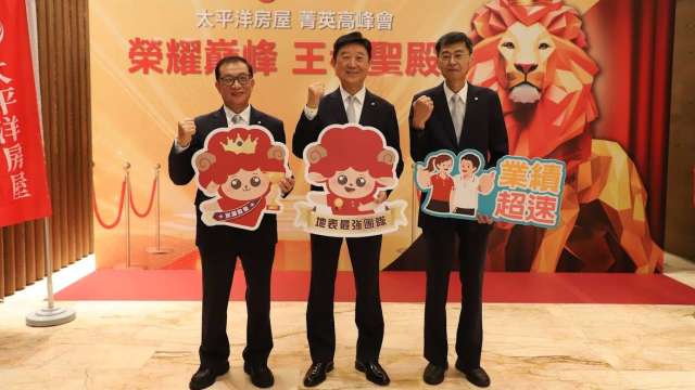 太平洋房屋董事長孫寶國(中)、總經理徐福龍(左)、業務副總經理陳宏勝(右)現身太平洋房屋菁英高峰會。(圖：太平洋房屋提供)