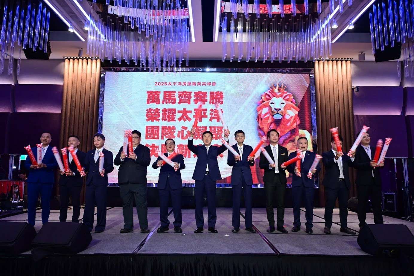 太平洋房屋董事長孫寶國（中）和總經理徐福龍(左)、業務副總經理陳宏勝(右)率團隊呼喊口號，展示總部「不懼變局，持續領航」的堅定決心。(圖：太平洋房屋提供)