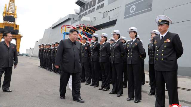 北韓媒體：金正恩親自視察核動力潛艦建造並測試遠程飛彈。(圖：REUTERS/TPG)