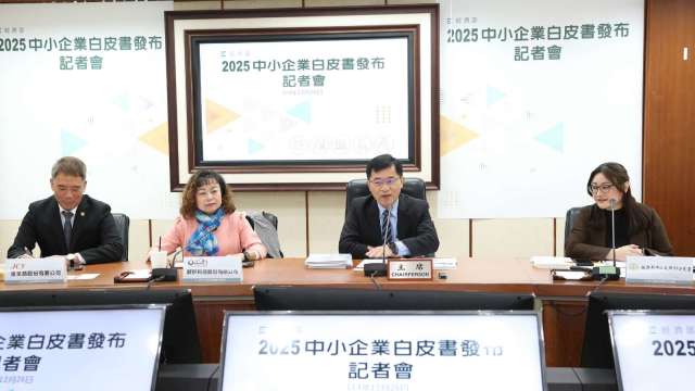 經濟部次長何晉滄主持(右2)、金全益公司王義方(左1)、歐群公司董事長廖月照(左2)、中企署主秘李佳瑾(右1)。（圖:經濟部提供）