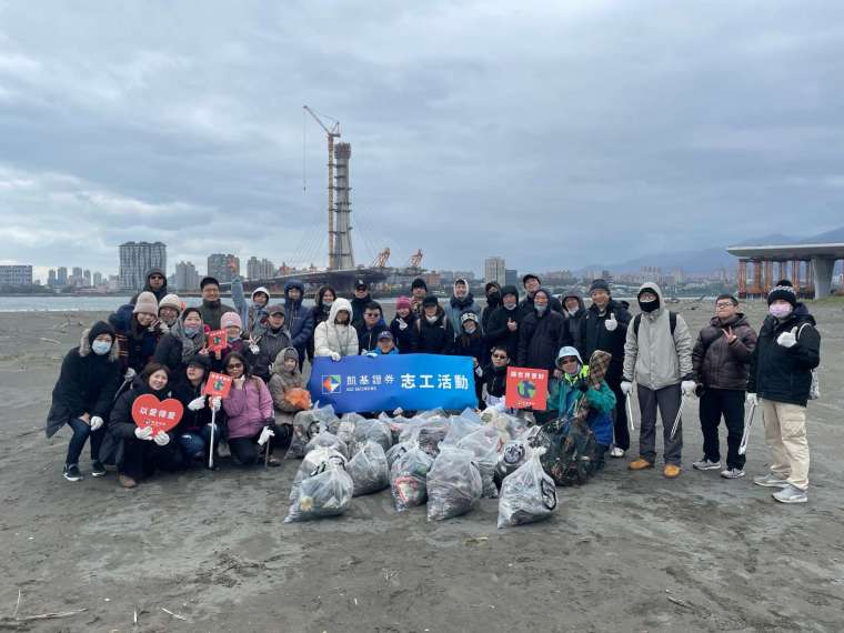 圖說：凱基證券推動淨灘活動成果連續四年創下金融業第一，員工積極參與多元志工行動。