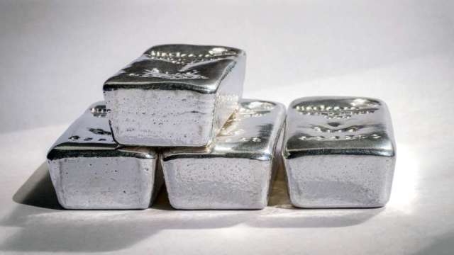 紙幣信仰動搖、白銀被掃光？貨幣危機升溫 科技大廠將直接囤銀礦。(圖:shutterstock)